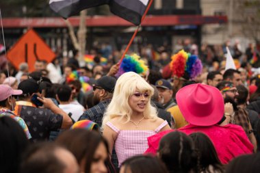 SANTIAGO, Şili - 25 Haziran 2023: Şili 'de gurur gösterisi, birçok renk, savurganlık, çeşitlilik ve mutluluk. Yüksek kalite fotoğraf