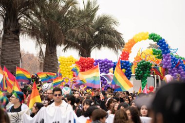 SANTIAGO, Şili - 25 Haziran 2023: Şili 'de gurur gösterisi, birçok renk, savurganlık, çeşitlilik ve mutluluk. Yüksek kalite fotoğraf