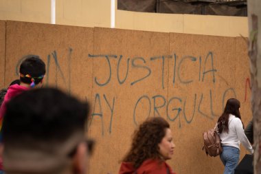 SANTIAGO, Şili - 25 Haziran 2023: Şili 'de gurur gösterisi, birçok renk, savurganlık, çeşitlilik ve mutluluk. Yüksek kalite fotoğraf