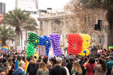 SANTIAGO, Şili - 25 Haziran 2023: Şili 'de gurur gösterisi, birçok renk, savurganlık, çeşitlilik ve mutluluk. Yüksek kalite fotoğraf
