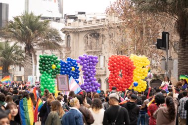 SANTIAGO, Şili - 25 Haziran 2023: Şili 'de gurur gösterisi, birçok renk, savurganlık, çeşitlilik ve mutluluk. Yüksek kalite fotoğraf