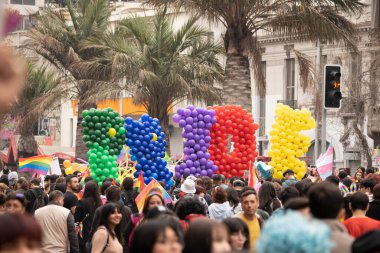 SANTIAGO, Şili - 25 Haziran 2023: Şili 'de gurur gösterisi, birçok renk, savurganlık, çeşitlilik ve mutluluk. Yüksek kalite fotoğraf