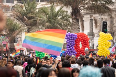 SANTIAGO, Şili - 25 Haziran 2023: Şili 'de gurur gösterisi, birçok renk, savurganlık, çeşitlilik ve mutluluk. Yüksek kalite fotoğraf