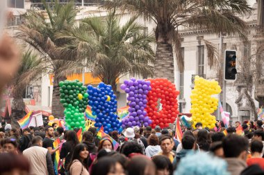 SANTIAGO, Şili - 25 Haziran 2023: Şili 'de gurur gösterisi, birçok renk, savurganlık, çeşitlilik ve mutluluk. Yüksek kalite fotoğraf