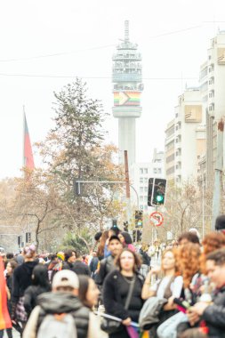 SANTIAGO, Şili - 25 Haziran 2023: Şili 'de gurur gösterisi, birçok renk, savurganlık, çeşitlilik ve mutluluk. Yüksek kalite fotoğraf