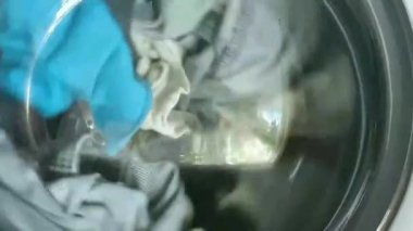 Çamaşır makinesi. Çamaşır makinesinde bir sürü giysi var. İş çamaşır konsepti.