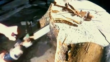 Geceleri büyük bir odun testeresi ve marangozluk işi.