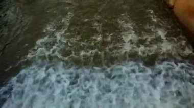 4k yukarı doğru eğik su köpüğü düşüyor. Nehir sulama sistemi kontrol binası köydeki pirinç tarlaları için su sağlıyor.