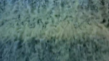 4K. Su köpüğü düşüyor. Nehir sulama sistemi kontrol binası köydeki pirinç tarlaları için su sağlıyor