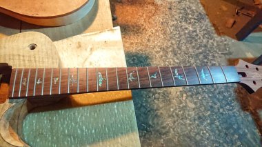 Henüz tamamlanmamış gövde, ahşap parçası ve fretboard stok elektrikli gitar el yapımı Luthier el işi atölyesi. 