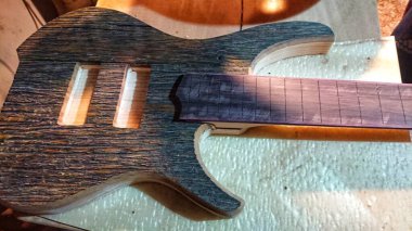 Henüz tamamlanmamış gövde, ahşap parçası ve fretboard stok elektrikli gitar el yapımı Luthier el işi atölyesi. 