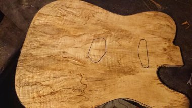 Henüz tamamlanmamış gövde, ahşap parçası ve fretboard stok elektrikli gitar el yapımı Luthier el işi atölyesi. 