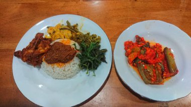 Kahverengi masada, restoranda, tabakta Padang pirinci..