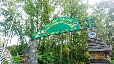 Malang, Doğu Java, Endonezya, 26-09-2024: Taman Nasyonal Bromo Tengger bölgesine hoşgeldin tabelası girişi, Semeru seyahat için güzel bir yer. 