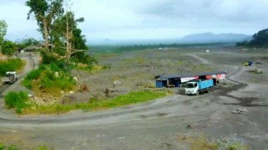 Lumajang, Doğu Java, Endonezya, 01-10-2024: Gladak Perak Köprüsü çevresindeki Semeru Dağı 'nın meşguliyeti, Jalan Raya Dampit-Lumajang, Krajan, Jarit, Candipuro. 
