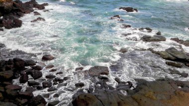 Doğal mercan taşı ve beyaz kumdan oluşan plaj manzarası öğleden sonraları insanlar olmadan..