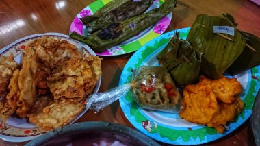 Ramadhan Endonezya ev menüsü, ekşi sebzeler, taze hindistan cevizi buzu, ançüezli botok, arem arem pazarı abur cuburları, krakerler, kızarmış tofu..