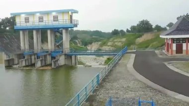 4K Shot video göl kontrol kapısı binası ve tarımsal sulama düzenlemesi