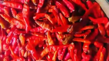 4k çekim videosu bambu kaplarında kurutulmuş kırmızı biber, tipik Asya yemeği çeşnisi.