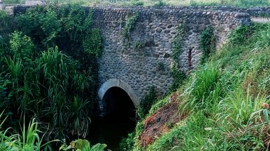Köyün kıyısındaki pirinç tarlalarının kenarındaki eski köprü binası.