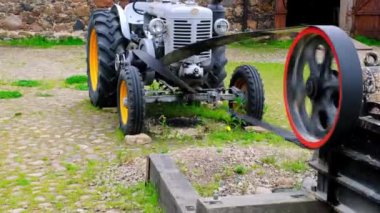 Pakruojis Malikanesi, Litvanya - 21 Mayıs 2022: çok eski bir dolomit taşı ezici bitki.