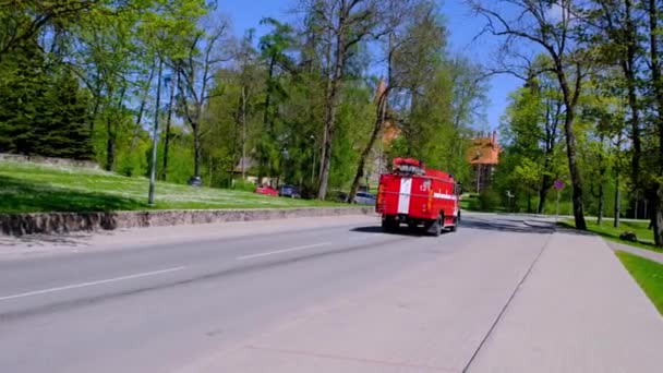 라트비아 2022 라트비아 의작은 마을을 지나가는 소방차 — 비디오