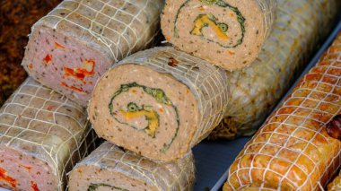 Peynirli, adaçayı ve daha bir sürü taze baharatlı tavuk dolması. seçici odak.