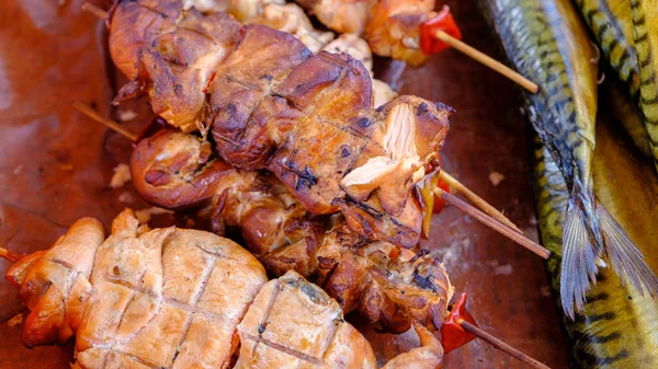 Grilované Lososí Kebab Špejle Dřevěné Desce Tmavé Dřevěné Pozadí Kouřená — Stock fotografie