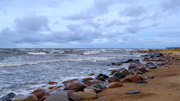 Baltık Denizi Gün Batımında Kayalar Gece Fırtınasından Sonra Küçük Dalgalar — Stok fotoğraf