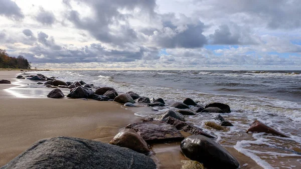 Mar Báltico Rocas Atardecer Pequeñas Olas Después Una Tormenta Nocturna —  Fotos de Stock