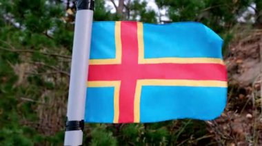 Aland bayrağı rüzgarda dalgalanıyor. Aland Adaları Finlandiya 'nın özerk ve silahsızlandırılmış bir bölgesidir.