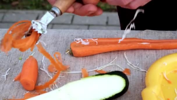 Человек Демонстрирует Навыки Пилинга Моркови Здоровый Пищевой Продукт — стоковое видео
