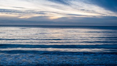 Güzel deniz manzarası, dalgalı gece denizi. Baltık Denizi.