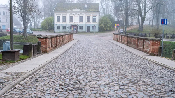 Kuldiga Lotyšsko 2022 Ulice Kuldiga Historickými Budovami Mlhavý Podzimní Den — Stock fotografie