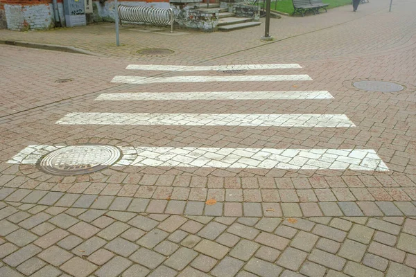 Zebrastreifen Auf Einer Kleinen Asphaltierten Straße Sichere Fußgängerbewegung — Stockfoto