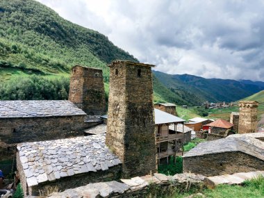 Ushguli, Gürcistan - Eylül 06 2021: Gürcistan 'ın Samegrelo-Zemo Svaneti kentindeki Ushguli köyünde Svan Kuleleri. Burası UNESCO Dünya Mirasları Alanının bir parçası - Yukarı Svaneti