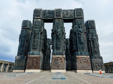 Tiflis, Georgia - 09 Eylül 2021: Gürcistan Anıtı Tarihi, The Chronicle. Yaz sabahı vakti. Seyahat ve turizm kavramı.