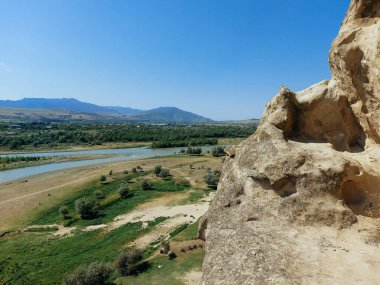 Georgia 'daki antik Uplistsikhe mağara kasabasındaki geçitten bazilika manzarası..