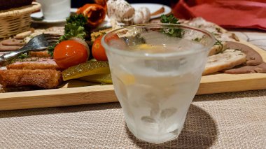 Masada et, pastırma ve turşu. Polonya yemekleri, kırsal masada soğuk aperatifler. Ve buzlu bir bardak votka..