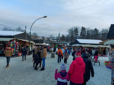 Zakopane, Polonya - 29 Aralık 2021: Kentteki meydanlardan birinde bir bit pazarı sırasında birçok eski eşya satışa sunuldu. Kendileri için bir şeyler arayan insanlar var..