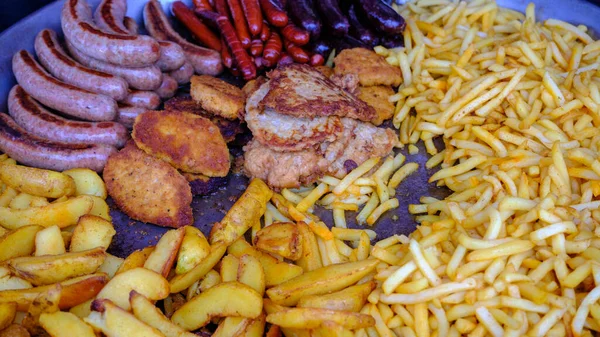Egy Nagy Serpenyő Sült Krumpli Kolbász Húsgombóc Karaj Utcai Kaja — Stock Fotó