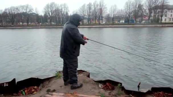 Liepaja Latvia November 2022 Angler Spinning City Canal Rainy Weather — Stock Video