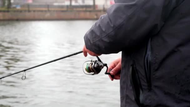 Pêcheur Filant Dans Canal Ville Par Temps Pluvieux — Video