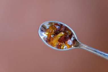 Kehribarın içinde küçük güzel kehribar parçaları