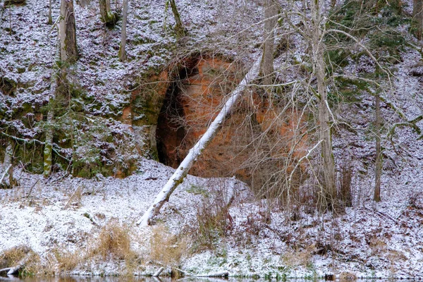 Skały Piaskowca Park Przyrody Skanaiskalns Listopad Jest Pierwszym Śniegiem Mazsalaca — Zdjęcie stockowe
