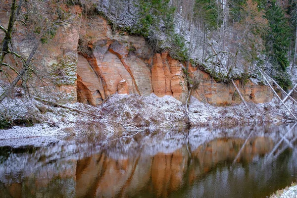 Řeka Salaca Protkána Vysokými Pískovcovými Útesy Přírodní Park Skanaiskalns Listopad — Stock fotografie