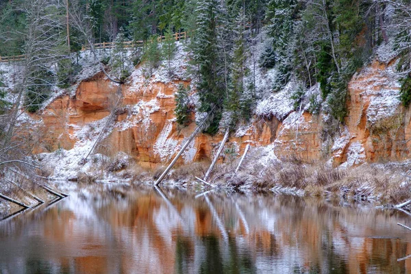 Pohled Červené Pískovcové Útesy Řeka Salaca Přírodní Park Skanaiskalns Listopad — Stock fotografie
