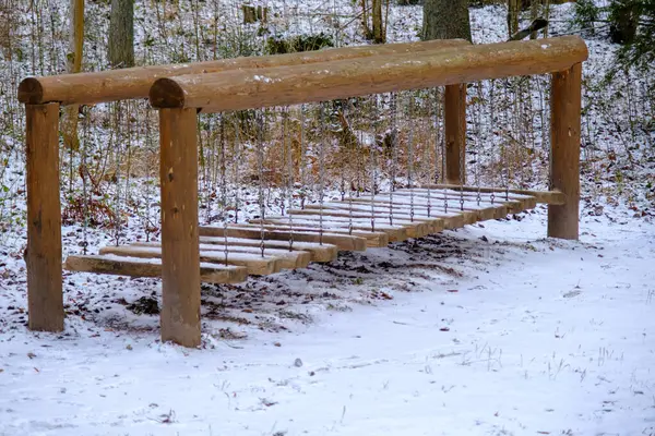 Kinderrecreatie Behendigheid Attractie Winter Een Met Sneeuw Bedekte Faciliteit Recreatiepark — Stockfoto