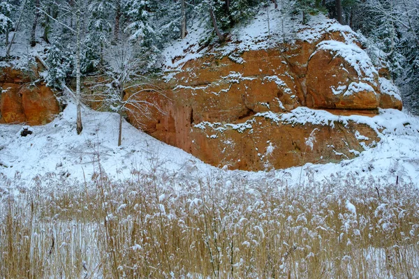 Sandsteinfelsen Zvartes Felsen Ufer Des Flusses Amata Einem Weißen Schneebedeckten — Stockfoto