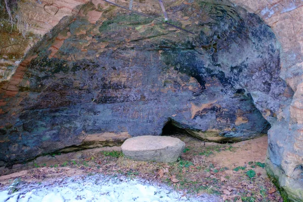 라트비아의 겨울날 라트비아의 마자살라카에 동굴중 하나인 — 스톡 사진